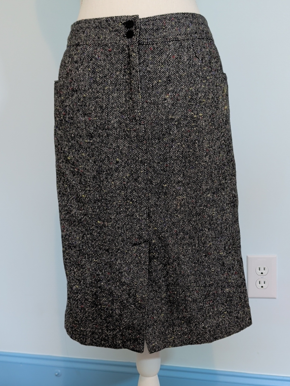 Gray Tweed Pencil Skirt with Subtle Speckle Detail